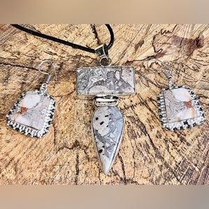 Crazy Lace Agate Pendant & Earrings Set